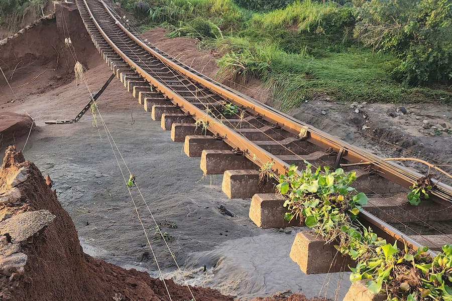 Đường sắt Bắc Nam bị chia cắt, 9 tàu khách phải nằm chờ