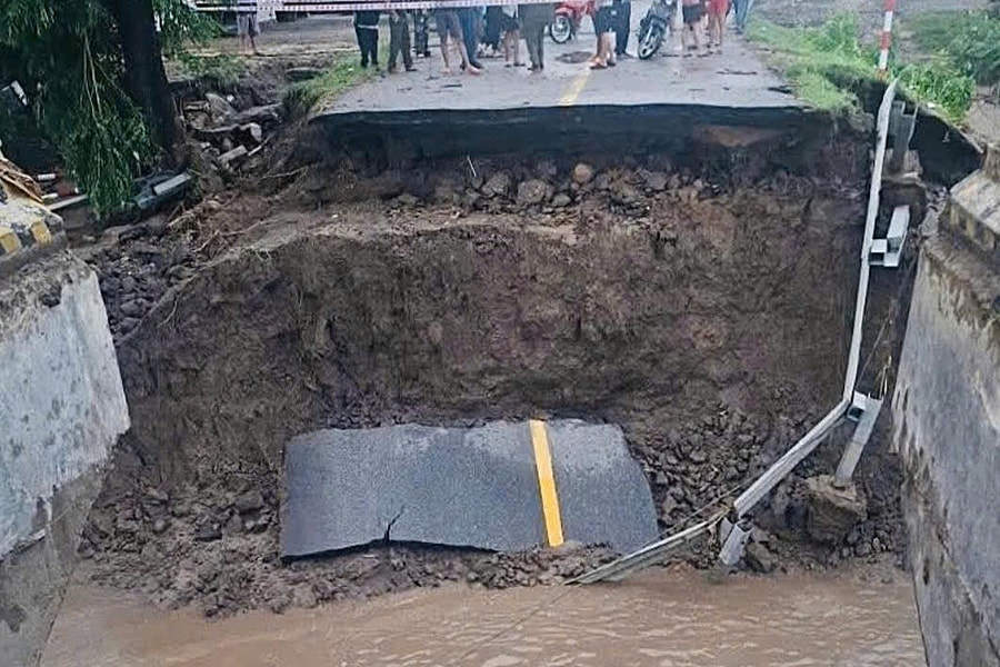 Lũ cuốn trôi đường dẫn cầu, đường Trường Sơn Đông bị chia cắt