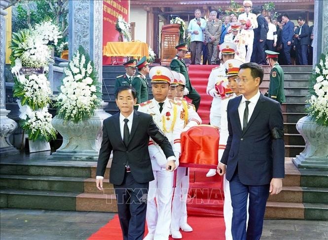 Truy điệu, an táng hài cốt các liệt sĩ hy sinh tại Hang Tám Cô