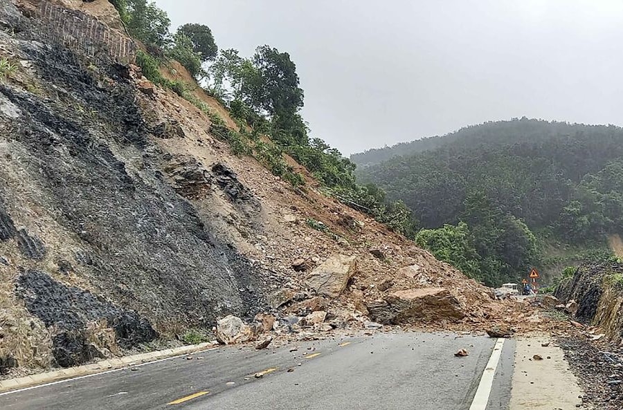 Sạt lở hàng nghìn mét khối đất ở Quảng Ngãi sau tiếng nổ lớn