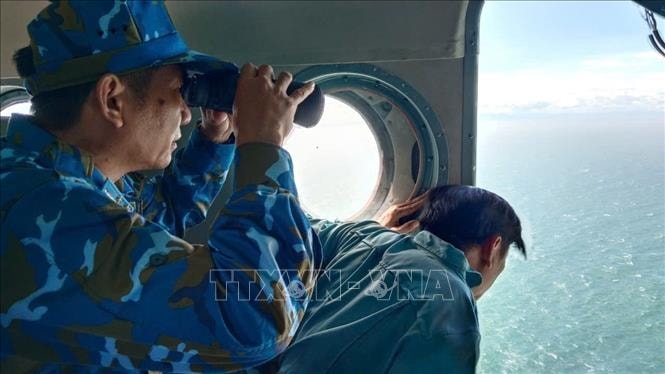 Quảng Ngãi: Cứu được 2 trong số 3 người bị sóng cuốn trôi trên biển