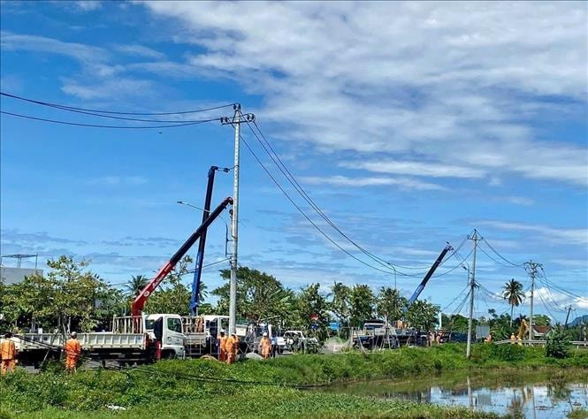 Khắc phục bão số 13: Thêm hơn 70.000 khách hàng được cấp điện