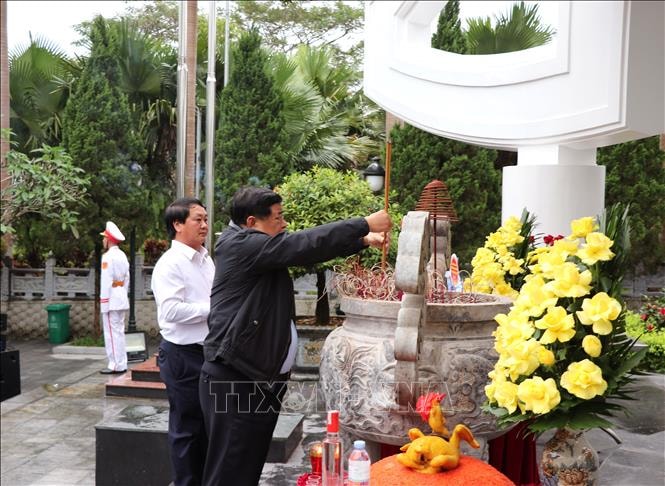 Phó Thủ tướng Nguyễn Chí Dũng dâng hương tưởng niệm các Anh hùng liệt sĩ tại Tuyên Quang