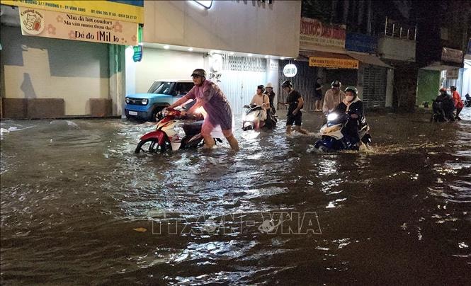 Triều cường cùng mưa lớn gây ngập sâu nhiều khu vực tỉnh Vĩnh Long
