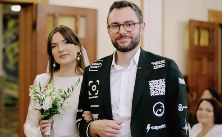 Chú rể bán quảng cáo trên vest cưới