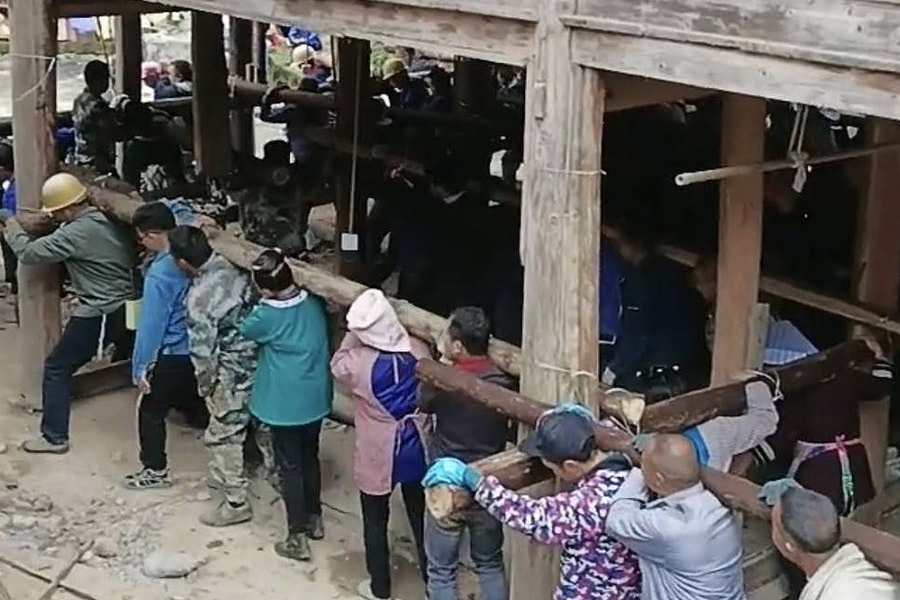 200 người làm 'thần đèn' nhấc bổng ngôi nhà 6 tấn