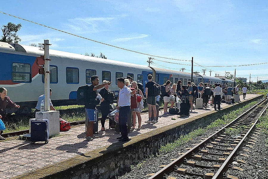 Chuyển tải gần 2.400 hành khách do xói lở đường sắt Bắc Nam