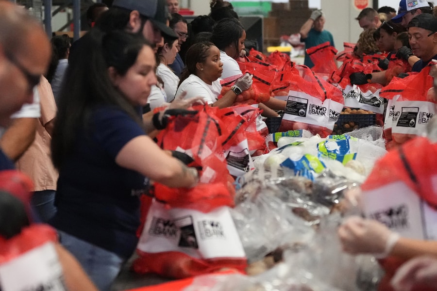 Người Mỹ thở phào khi trợ cấp tem phiếu thực phẩm được nối lại một phần