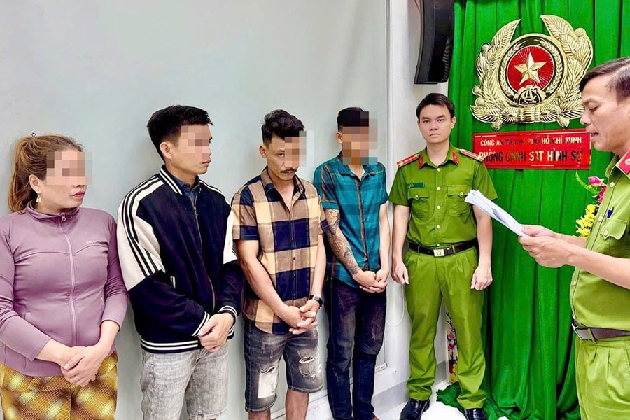 Nhóm công nhân cắt nhỏ dây điện tuồn qua khe thoát nước