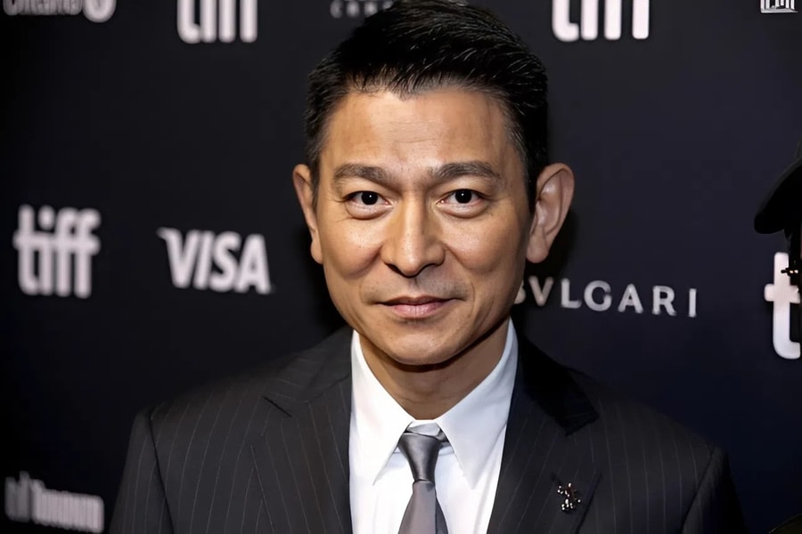 Lưu Đức Hoa kinh ngạc khi phát hiện có người núp dưới gầm giường