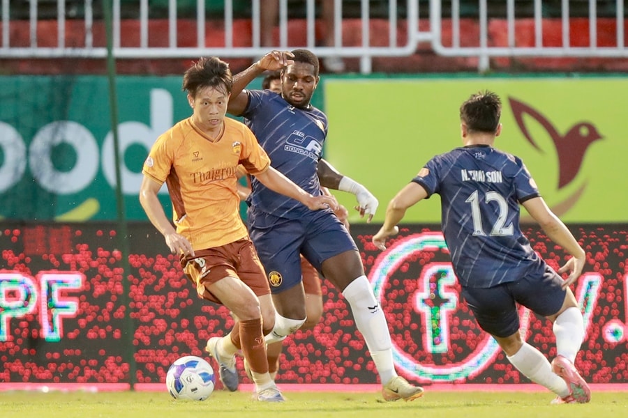 Hậu vệ U23 Việt Nam ghi bàn giây cuối, HAGL thoát thua