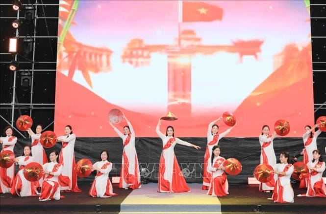 Phụ nữ Thủ đô đồng diễn áo dài khẳng định bản sắc văn hóa trong thời kỳ hội nhập