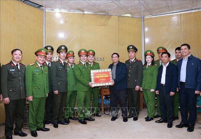 Thủ tướng thăm lực lượng công an và y tế xã Yên Khương