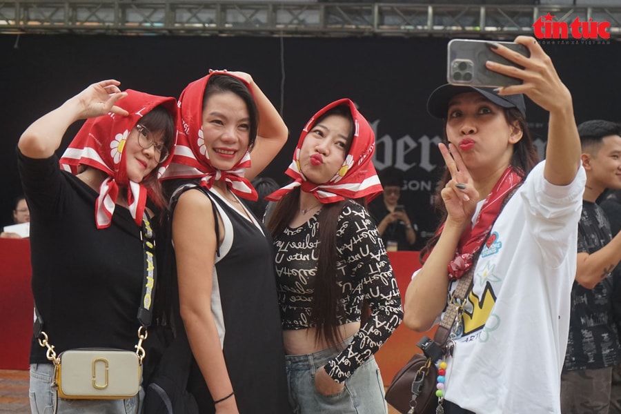 G-Dragon đêm 2: Fan xếp hàng trong mưa, không khí bùng nổ trước giờ G