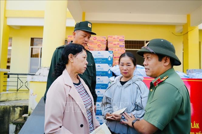 Hỗ trợ người dân Đắk Lắk khắc phục hậu quả cơn bão số 13