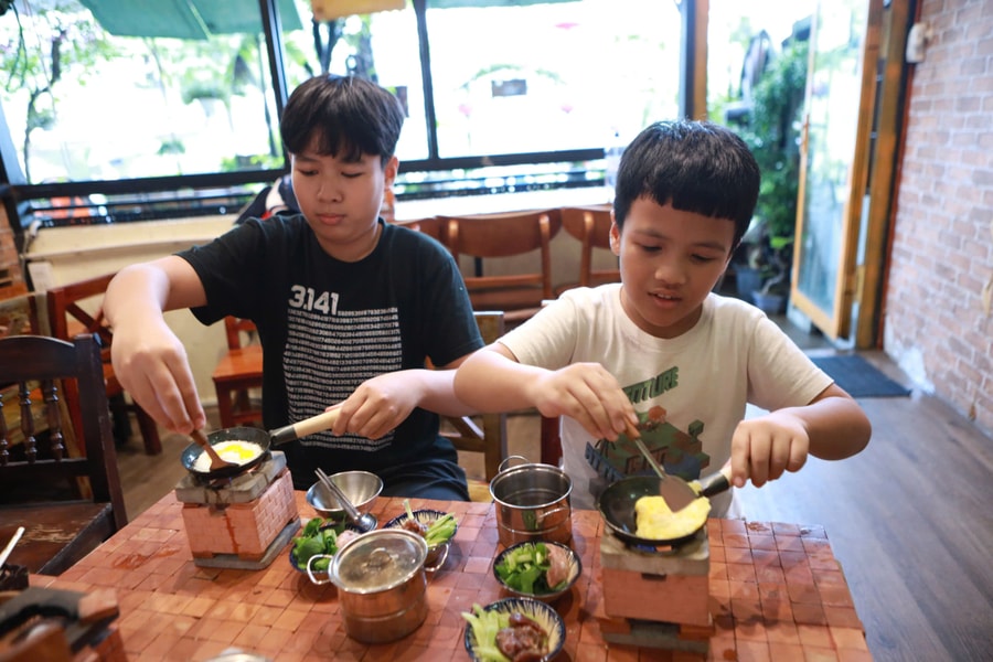 Quán cà phê cho khách nấu ăn trong căn bếp mini