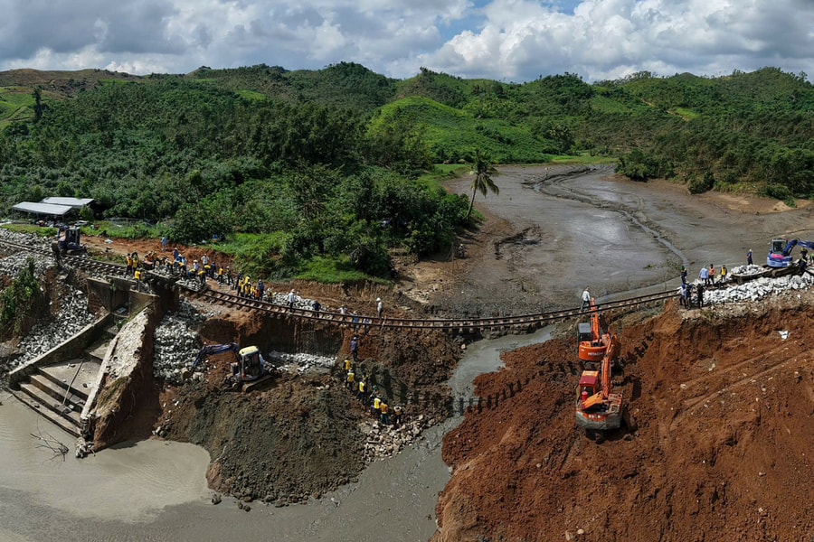 Đường sắt võng xuống sông do bão Kalmaegi tàn phá