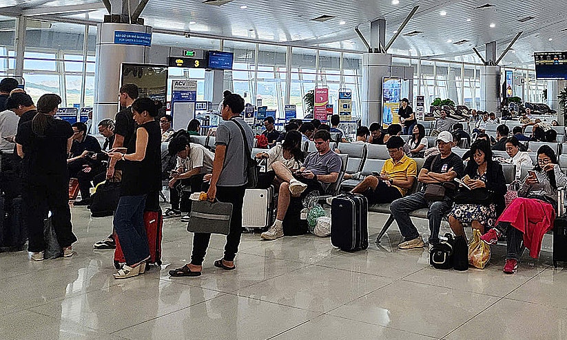 Hàng loạt chuyến bay chậm giờ do mưa lớn ở Tân Sơn Nhất