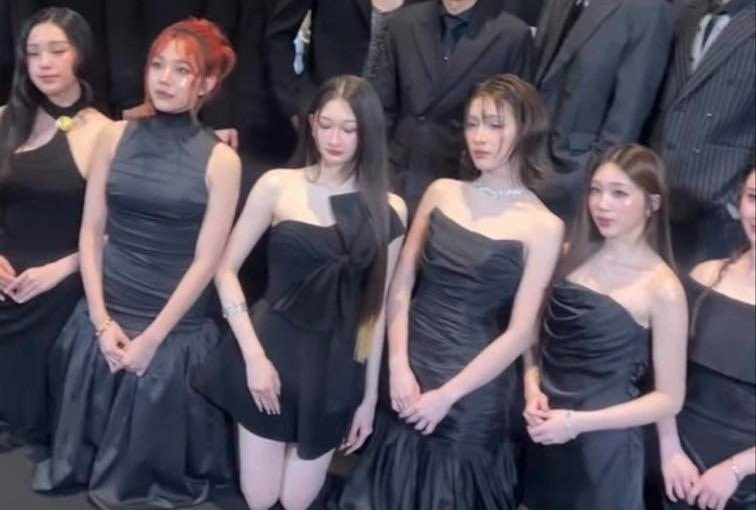 Bức ảnh dàn nữ nghệ sĩ quỳ gối gây phẫn nộ