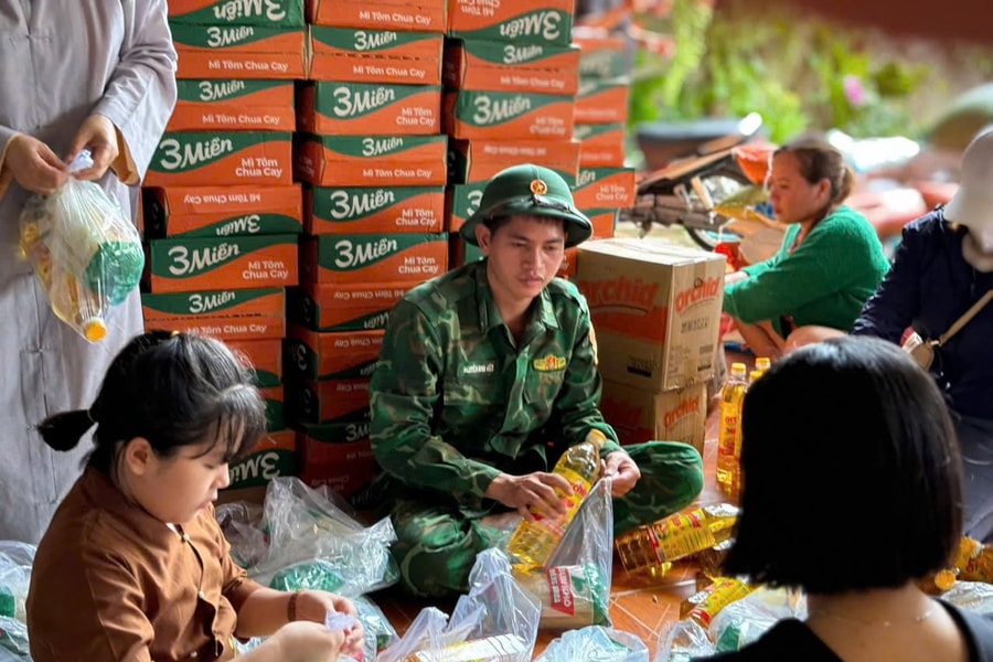 Bộ đội Biên phòng hỗ trợ giúp nhân dân khắc phục hậu quả sau bão số 13