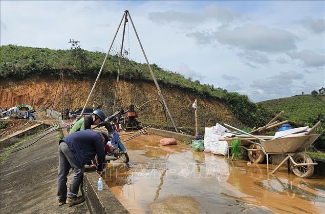 Bắt đầu khoan phụt chống thấm để xử lý sự cố nứt đập ở hồ thủy lợi Cay An