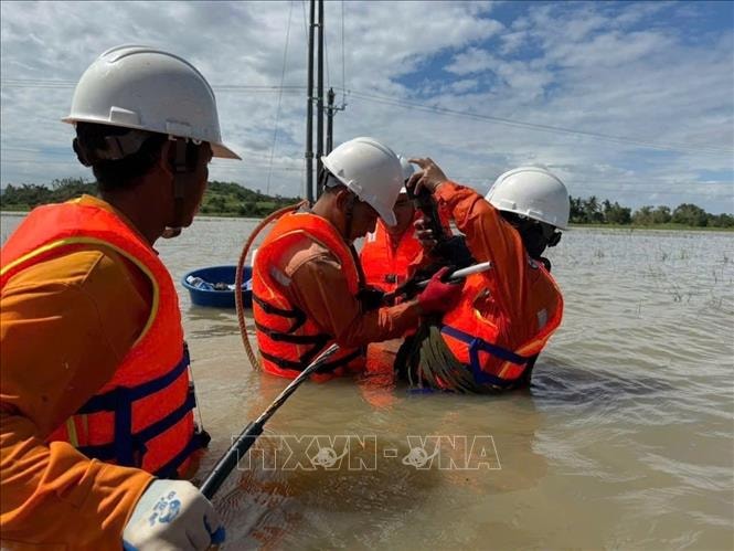 Khắc phục bão số 13: Tăng cán bộ kỹ thuật, công nhân hỗ trợ khôi phục lưới điện tại Gia Lai