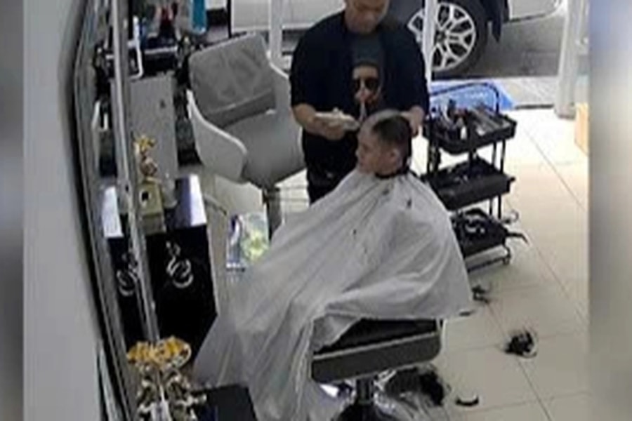 Thợ làm tóc nghẹn ngào trước yêu cầu “cạo sạch” của cô gái 25 tuổi