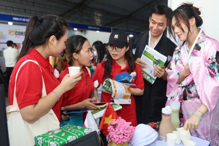 Lao động trẻ thiếu kỹ năng mềm, doanh nghiệp phải dạy lại cách… chào hỏi