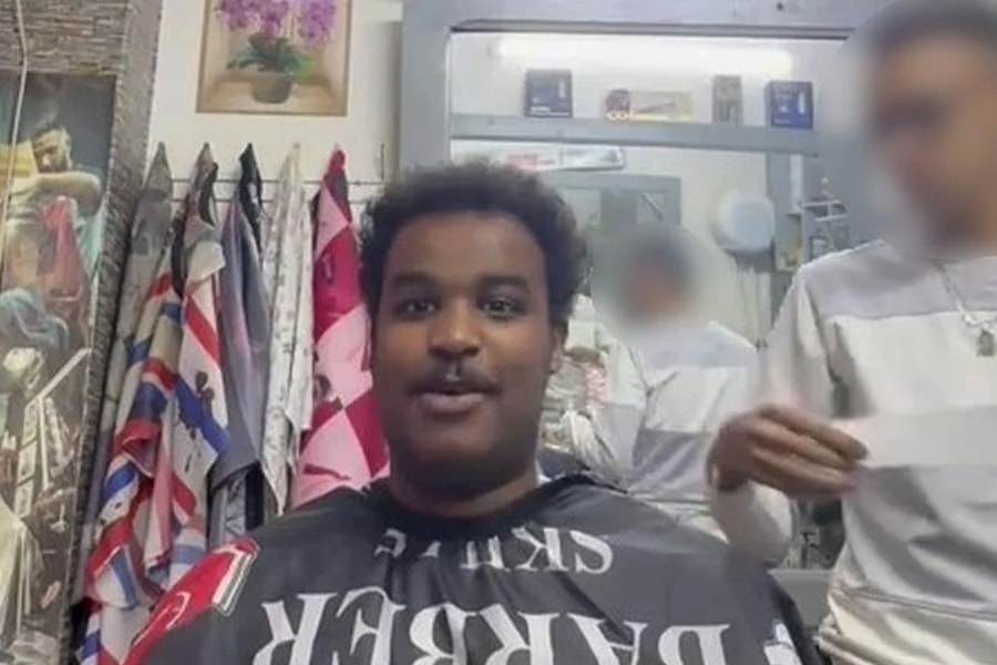 Thanh niên ngồi máy bay từ Anh sang châu Phi để cắt tóc cho rẻ