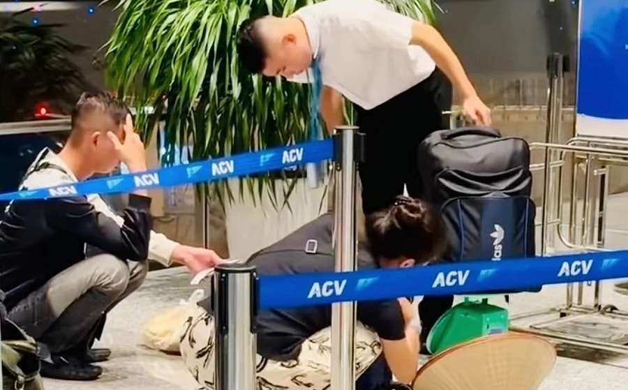 Cân hành lý xách tay lên máy bay là công bằng nhưng cần văn minh