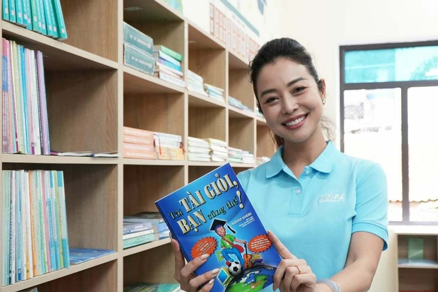 Hoa hậu Jennifer Phạm đồng hành trao thư viện sách