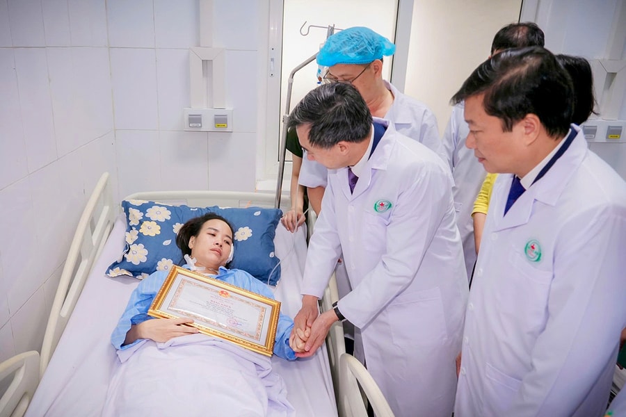 Nữ điều dưỡng bị đâm 11 nhát phải châm cứu phục hồi thần kinh