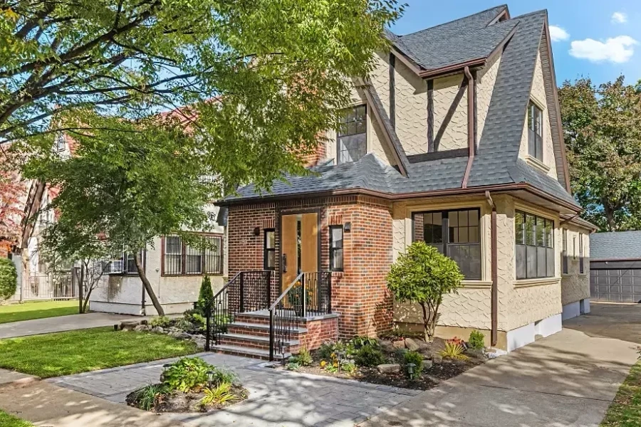 Nhà thơ ấu của ông Trump được rao bán hơn 2 triệu USD