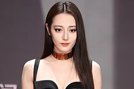 Địch Lệ Nhiệt Ba gây lo lắng