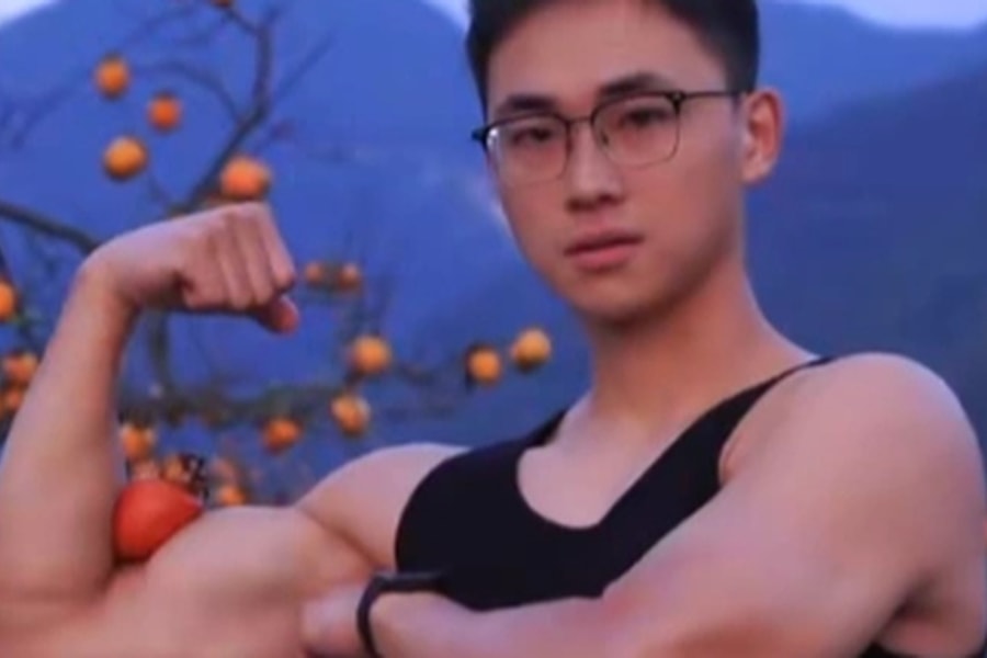 Cán bộ thôn mặc áo ba lỗ quay video khoe cơ bắp, giúp dân bán sạch nông sản