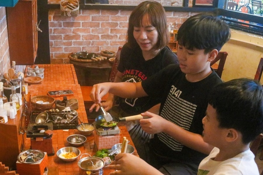 Tiệm cà phê cho khách "chơi đồ hàng", nấu ăn thật gây sốt tại TPHCM