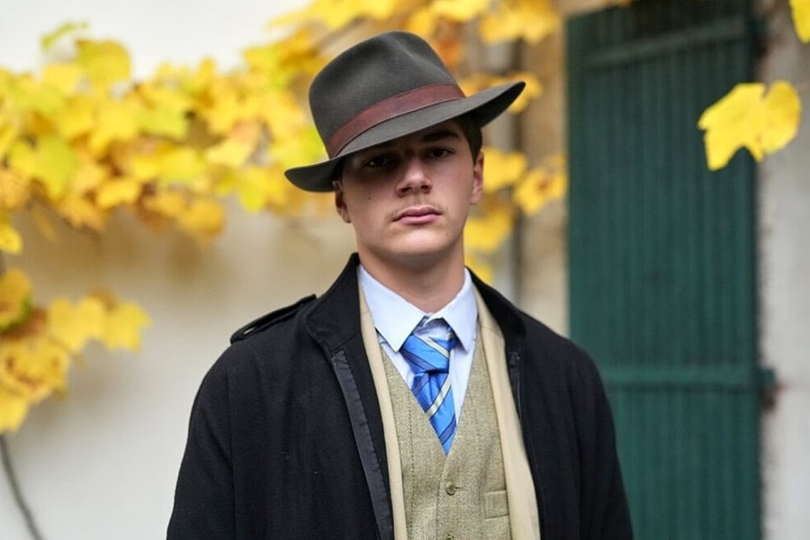 Học sinh gây sốt nhờ ăn mặc như thám tử