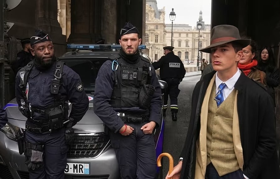 Học sinh gây sốt nhờ mặc như thám tử