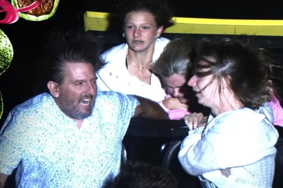 Cặp vợ chồng cứu giúp cô gái trên tàu lượn siêu tốc