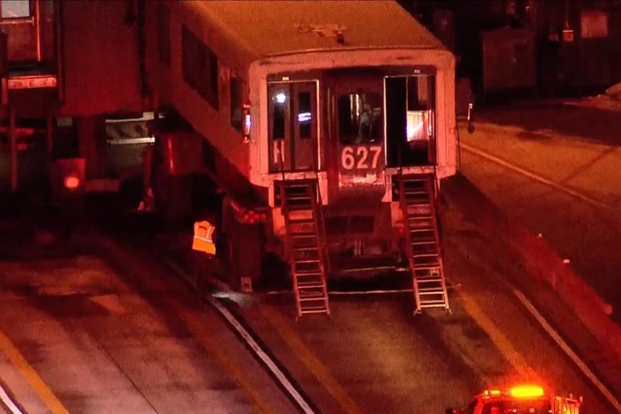 Xe chở khách lao vào sảnh sân bay Mỹ, 18 người bị thương