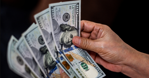 Đồng USD ổn định trở lại, loạt nhà máy bị cắt giảm công suất do thừa nguồn điện