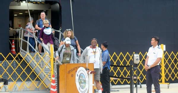 Hai siêu du thuyền hạng sang đưa 3.100 khách du lịch quốc tế đến Quảng Ninh