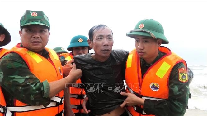 Cứu sống 8 ngư dân bị chìm tàu tại cửa biển Nhật Lệ