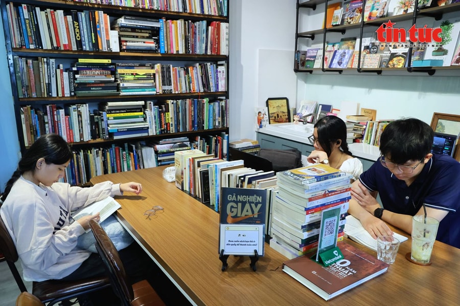 Độc đáo quán cà phê ‘trả công’ cho khách đọc sách ở TP Hồ Chí Minh