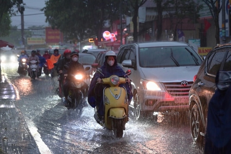 Dân công sở dầm mưa gần 1 tiếng, khổ sở vì trễ hẹn với khách hàng