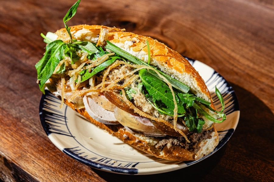 Tiệm bánh mì Việt ở New York khiến khách xếp hàng cả tiếng chờ mua