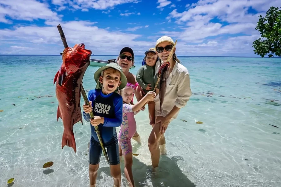 Cuộc sống như thiên đường của gia đình trên đảo hoang