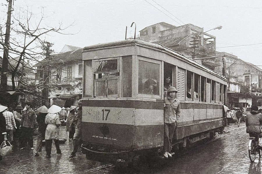 Tàu điện, xích lô ở Hà Nội năm 1987