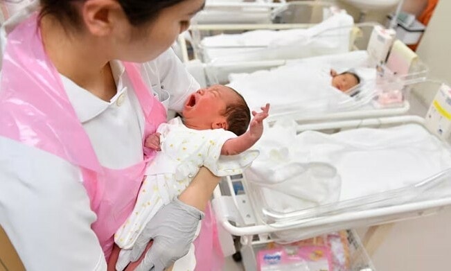 Nhật Bản 'vung tiền' khuyến sinh