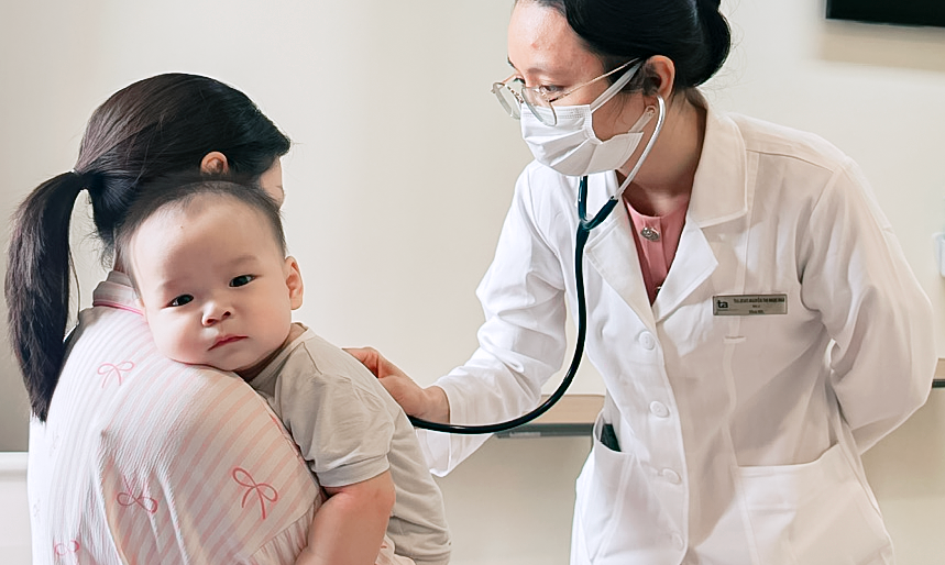 Bé trai đồng nhiễm nhiều bệnh